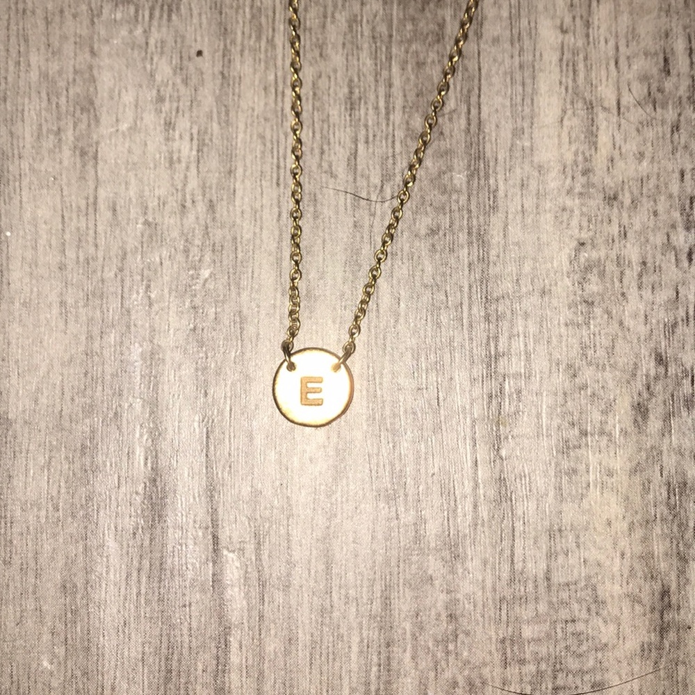 Short initial necklace “E”